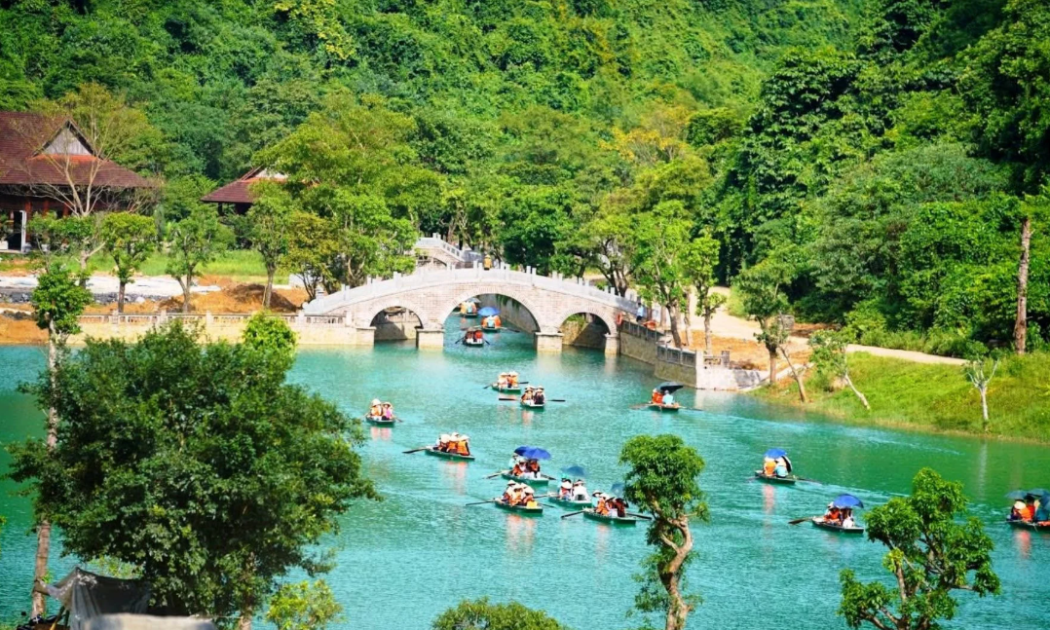 Ngồi thuyền khám phá Thung Ui.