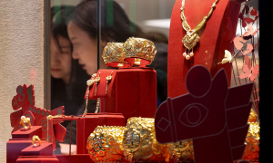 Giá vàng có phiên tăng mạnh nhất 18 năm, SPDR Gold Trust bán ròng