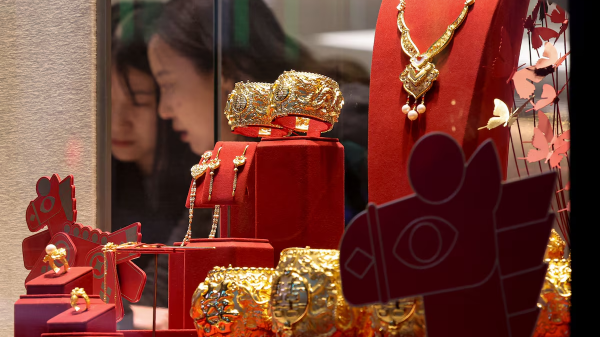 Giá vàng có phiên tăng mạnh nhất 18 năm, SPDR Gold Trust bán ròng