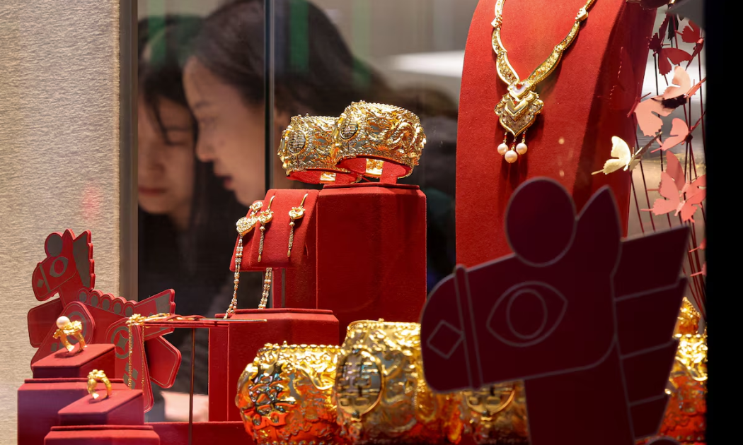 Giá vàng có phiên tăng mạnh nhất 18 năm, SPDR Gold Trust bán ròng