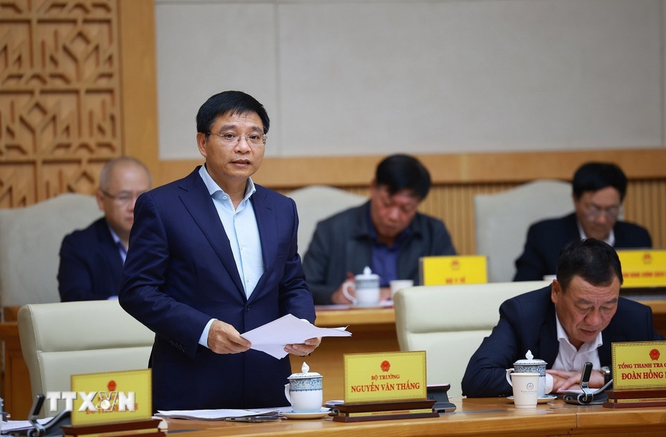 Bộ trưởng Tài chính Nguyễn Văn Thắng báo cáo tình hình kinh tế xã hội và tình hình giải ngân vốn đầu tư công. Ảnh: TTXVN