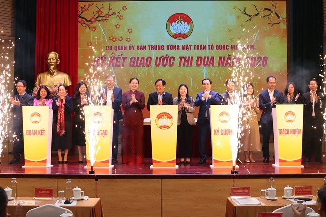 Lãnh đạo các ban, đơn vị Cơ quan Ủy ban Trung ương Mặt trận Tổ quốc Việt Nam thực hiện ký kết giao ước thi đua năm 2026.&nbsp;Ảnh: Mặt trận.