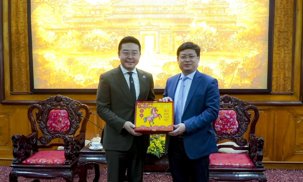 Lãnh đạo thành phố Huế tặng quà lưu niệm cho lãnh đạo Tập đoàn Xây dựng Thái Bình Dương