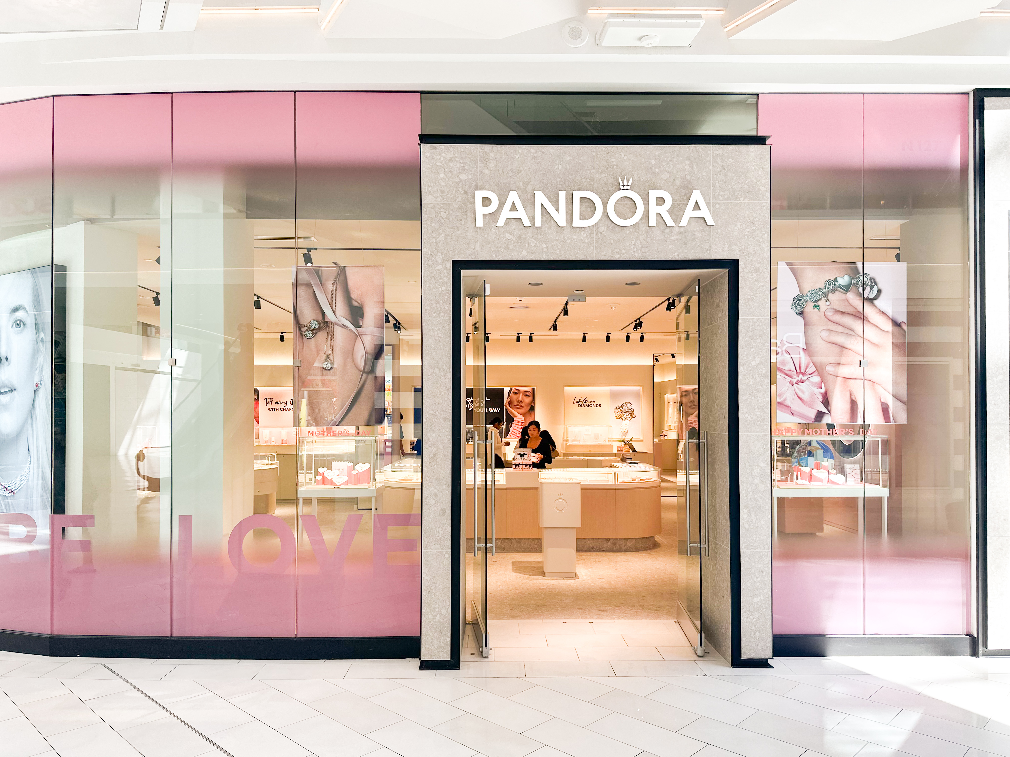 Pandora vẫn đang theo đuổi những cơ hội tăng trưởng lớn chưa được khai thác với tư cách là một thương hiệu trang sức toàn diện. 