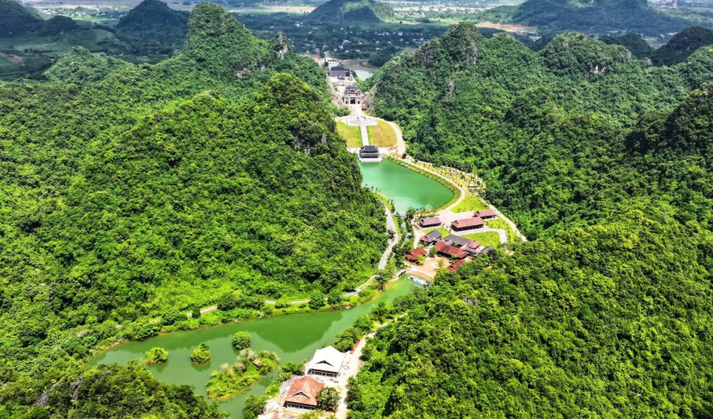 Thung Ui Ninh Bình từ trên cao nhìn xuống.