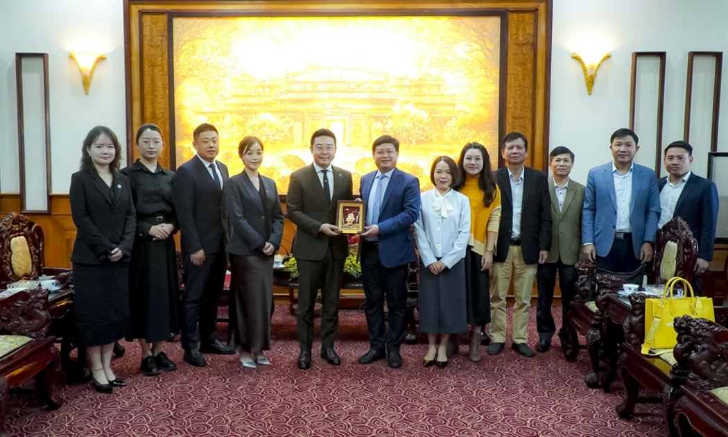 Lãnh đạo thành phố cùng với lãnh đạo Tập đoàn Xây dựng Thái Bình Dương và đoàn công tác chụp ảnh lưu niệm