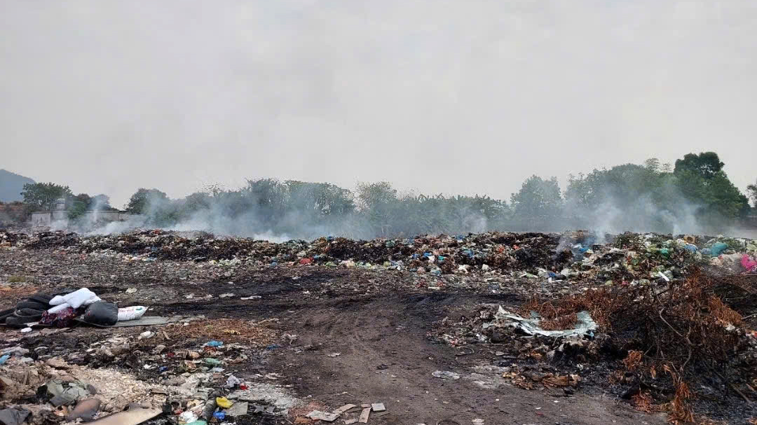 Bãi chôn lấp rác khu vực An Lưu, phường Kinh Môn, Hải Phòng (phường An Lưu, thị xã Kinh Môn, Hải Dương trước đây) ngày càng trở nên quá tải gây ô nhiễm cục bộ khu vực.