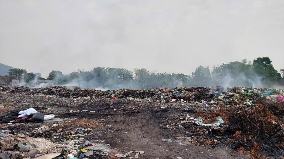 Bãi chôn lấp rác khu vực An Lưu, phường Kinh Môn, Hải Phòng (phường An Lưu, thị xã Kinh Môn, Hải Dương trước đây) ngày càng trở nên quá tải gây ô nhiễm cục bộ khu vực.