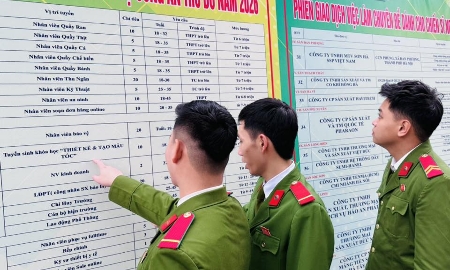 Các chiến sĩ nghĩa vụ Công an theo dõi thông tin tuyển dụng của các doanh nghiệp. Ảnh: TH.