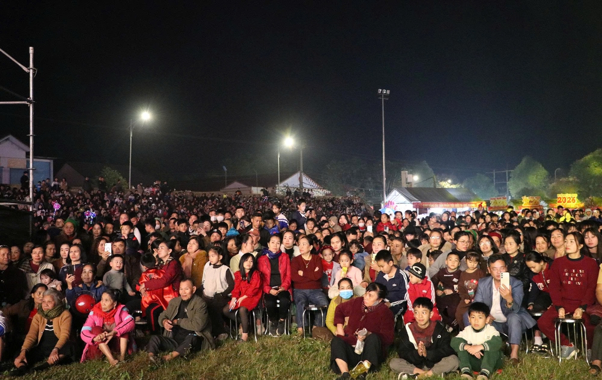 Đông đảo Nhân dân các dân tộc miền Tây Nghệ An tham dự chương trình trong không khí vui tươi, phấn khởi