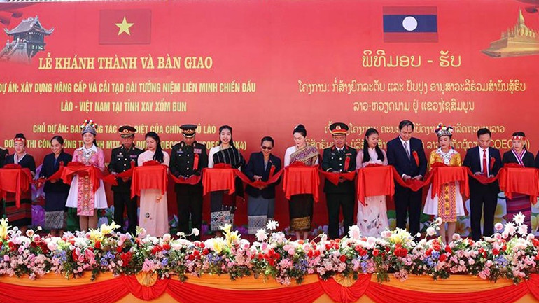 Cắt băng khánh thành công trình “Xây dựng nâng cấp và cải tạo Đài tưởng niệm Liên minh chiến đấu Lào-Việt Nam” tại tỉnh Xaysomboun vào ngày 28/11/2025. Ảnh: TTXVN.