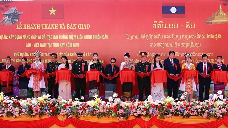 Cắt băng khánh thành công trình “Xây dựng nâng cấp và cải tạo Đài tưởng niệm Liên minh chiến đấu Lào-Việt Nam” tại tỉnh Xaysomboun vào ngày 28/11/2025. Ảnh: TTXVN.