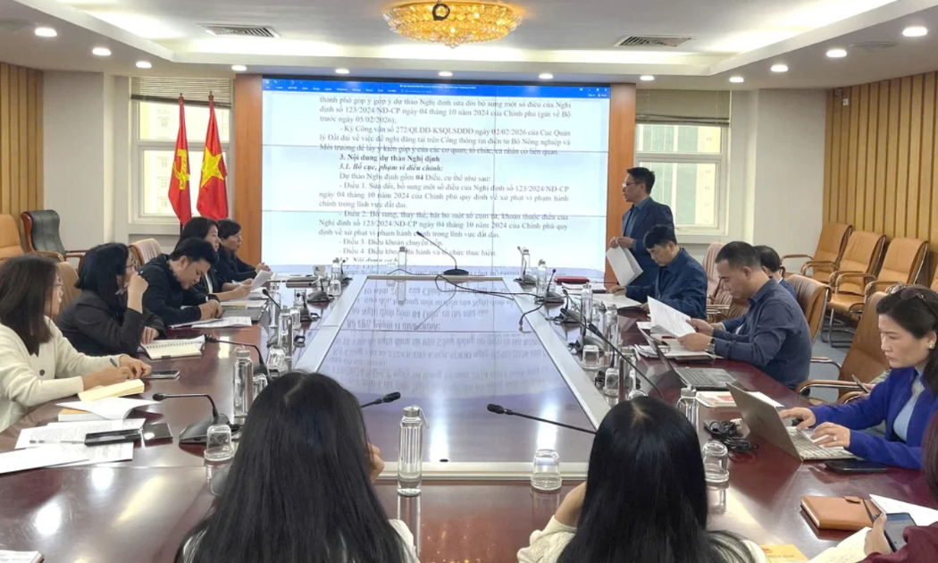 Cục trưởng Cục Quản lý đất đai trình bày dự thảo Nghị định sửa đổi vào ngày 4/2/2026. Ảnh: Trường Giang.