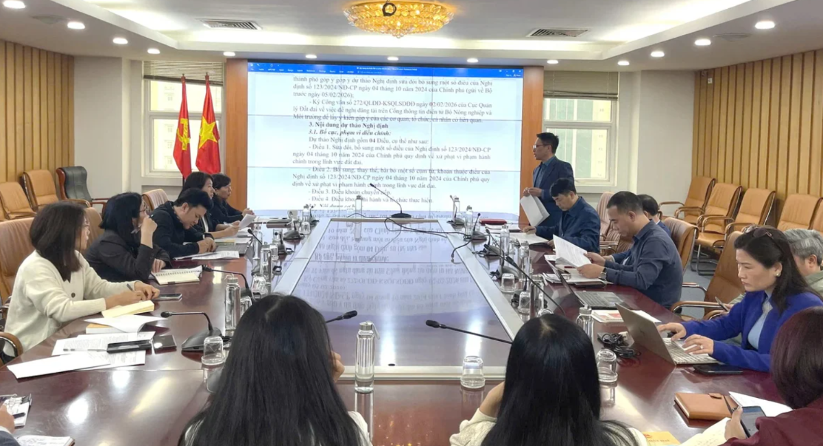 Cục trưởng Cục Quản lý đất đai trình bày dự thảo Nghị định sửa đổi vào ngày 4/2/2026. Ảnh: Trường Giang.