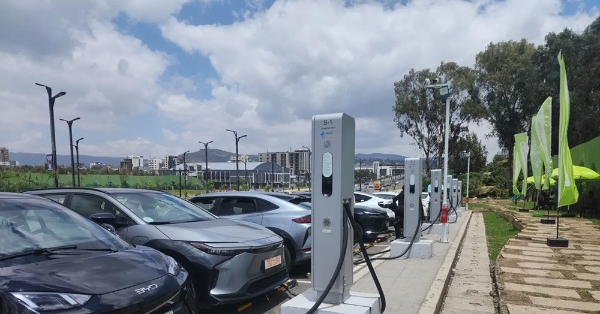 Tháng 12/2025 đánh dấu cột mốc lịch sử khi số lượng xe điện thuần (Battery Electric Vehicles - BEV) đăng ký mới tại EU lần đầu vượt số xe chỉ chạy xăng. Nguồn ản: Climate change news&nbsp;