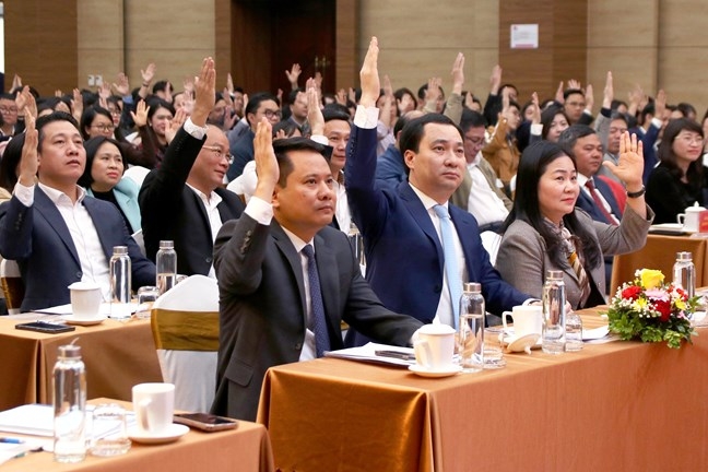 Đại biểu tiến hành biểu quyết kiện toàn thành viên Ban Thanh tra nhân dân Cơ quan nhiệm kỳ 2025-2027. Ảnh: Mặt trận.