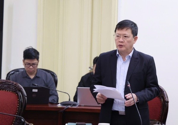 Thứ trưởng Bộ Tư pháp Mai Lương Khôi báo cáo tại cuộc họp.&nbsp;(Ảnh:&nbsp;Báo Chính phủ).