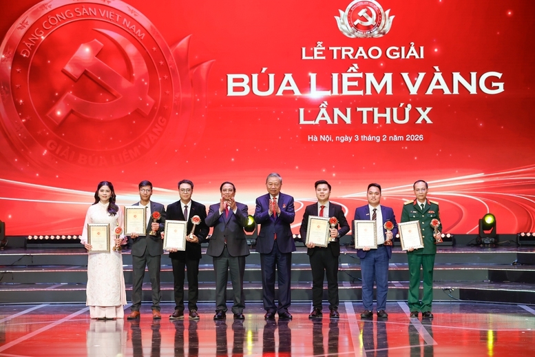Tổng Bí thư Tô Lâm và Thủ tướng Chính phủ Phạm Minh Chính trao giải cho các tác giả - Ảnh: VGP.