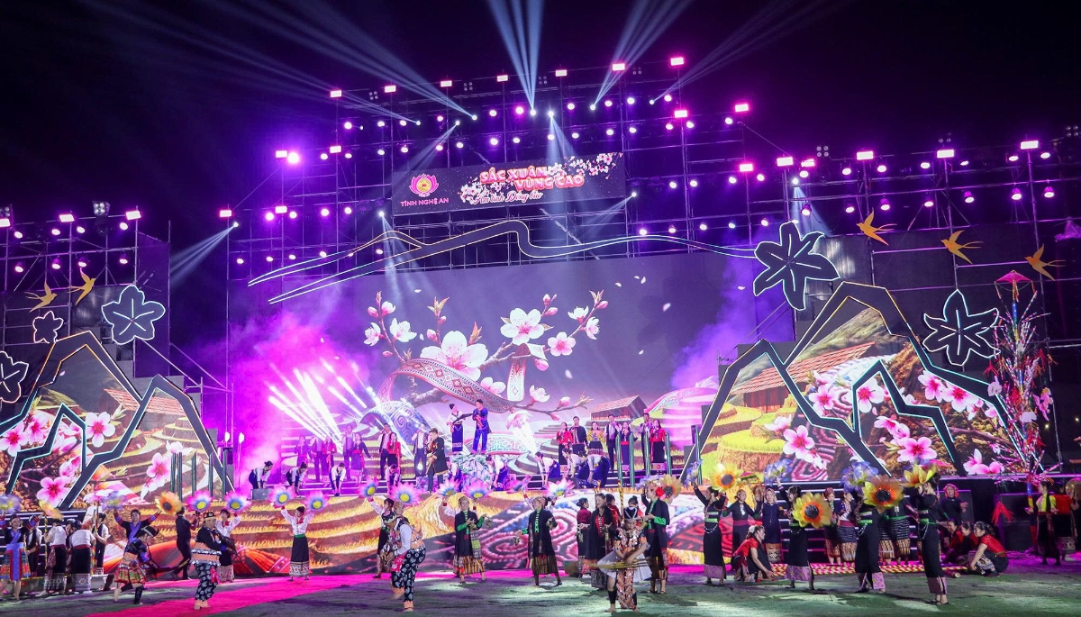 Tiết mục ca múa nhạc được dàn dựng công phu tại chương trình nghệ thuật buổi tối