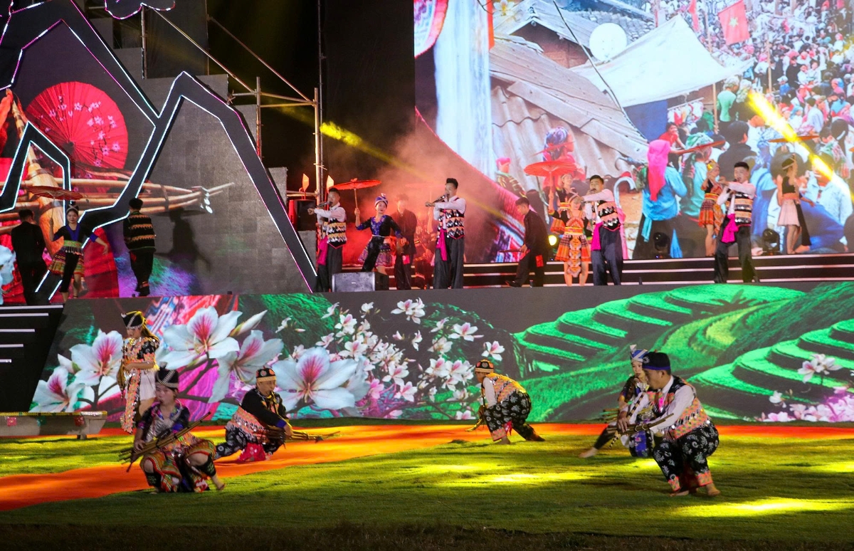 Các tiết mục văn nghệ quần chúng mang đậm bản sắc văn hóa các dân tộc miền Tây Nghệ An.