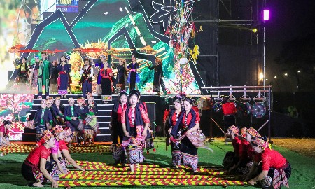 Không gian Chương trình “Sắc Xuân vùng cao - Ấm tình đồng bào” năm 2026 tại xã Quế Phong rực rỡ sắc xuân.
