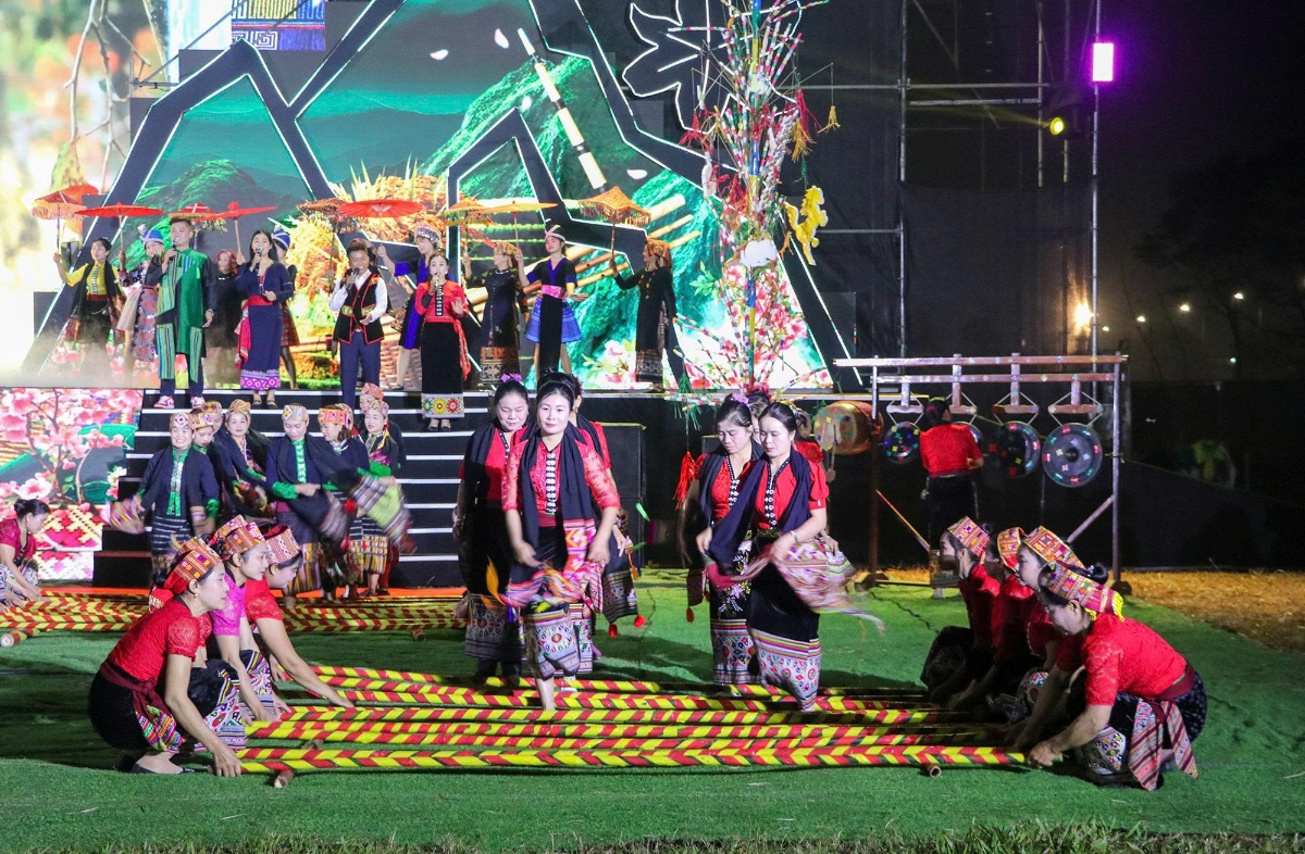 Không gian Chương trình “Sắc Xuân vùng cao - Ấm tình đồng bào” năm 2026 tại xã Quế Phong rực rỡ sắc xuân.