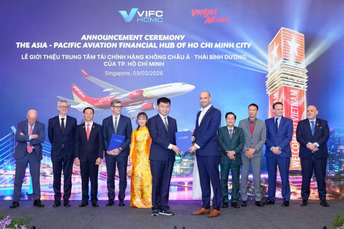 Đại diện Airbus và Boeing nhận chứng nhận Thành viên chiến lược danh dự của VIFC-HCMC.