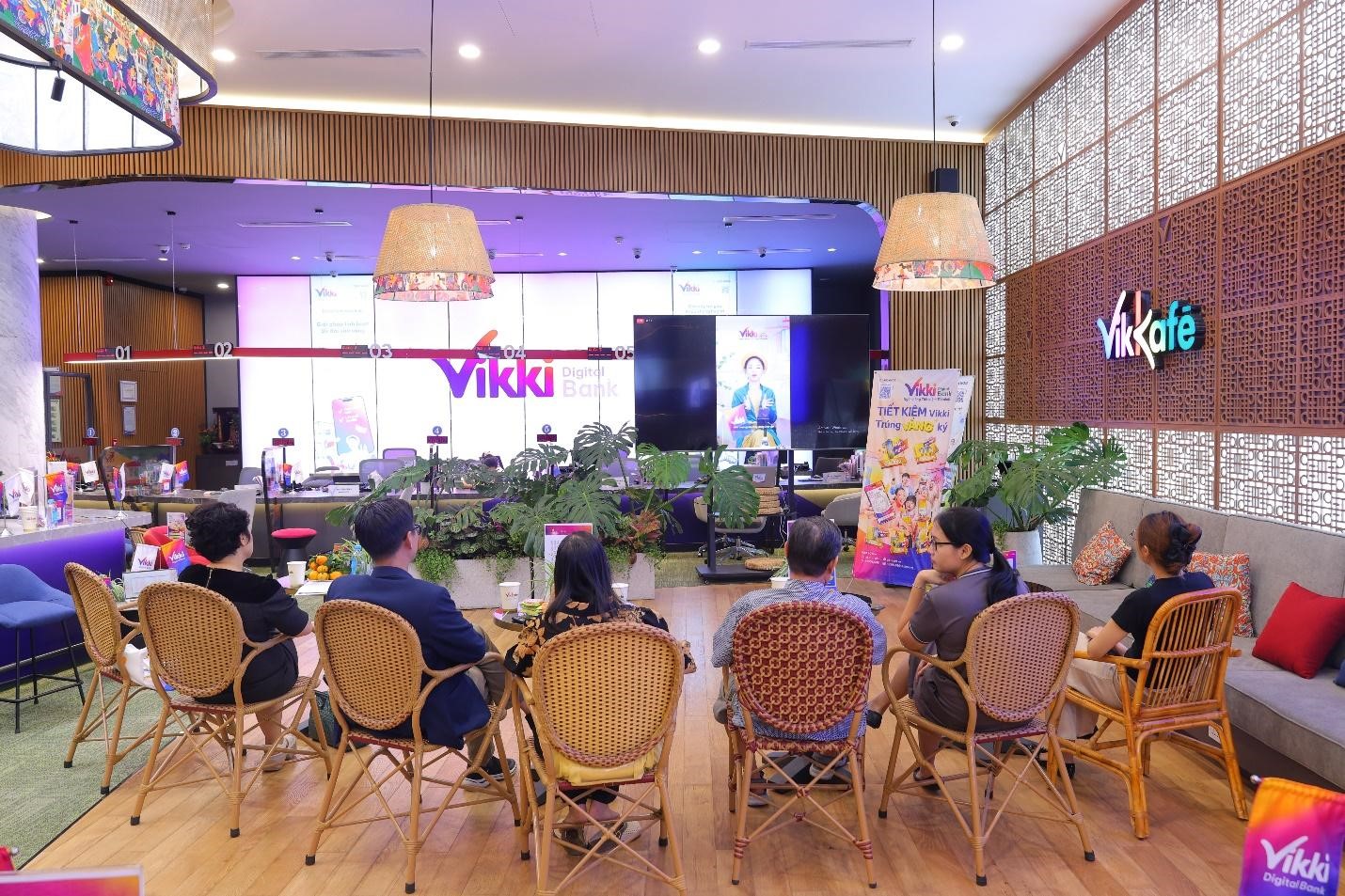 Không gian Vikkafe tại Phòng giao dịch Ngân hàng số Vikki là điểm chạm trực tiếp, giúp khách hàng yên tâm hơn khi trao đổi và sắp xếp kế hoạch tài chính. Ảnh: Vikki Bank.