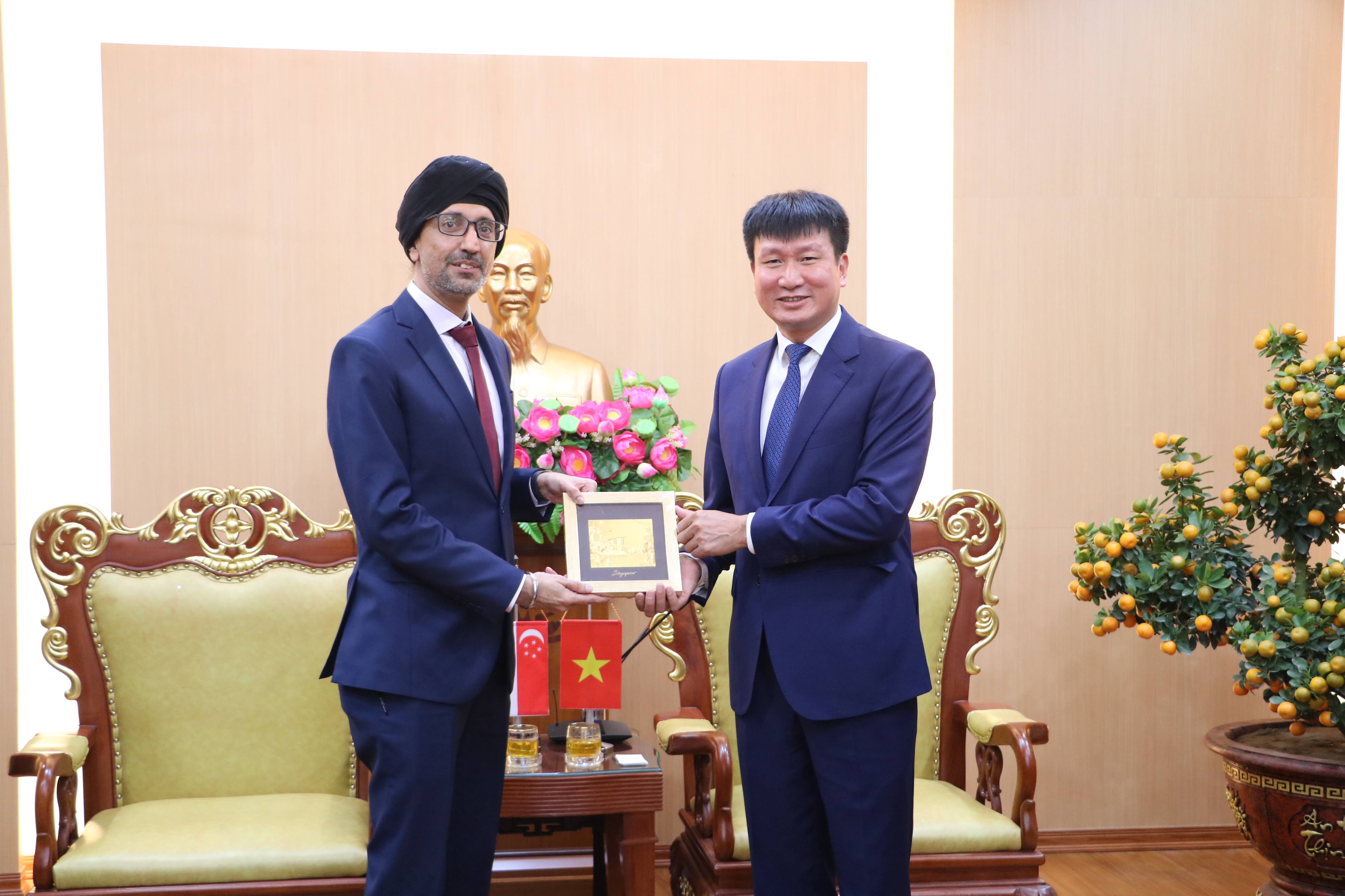 Ngài Rajpal Singh, Đại sứ đặc mệnh toàn quyền nước Cộng hòa Singapore tại Việt Nam trao quà lưu niệm cho Chủ tịch UBND tỉnh Ninh Bình Trần Huy Tuấn. Ảnh: An Na