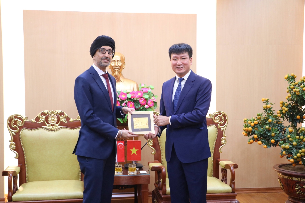 Ngài Rajpal Singh, Đại sứ đặc mệnh toàn quyền nước Cộng hòa Singapore tại Việt Nam trao quà lưu niệm cho Chủ tịch UBND tỉnh Ninh Bình Trần Huy Tuấn. Ảnh: An Na