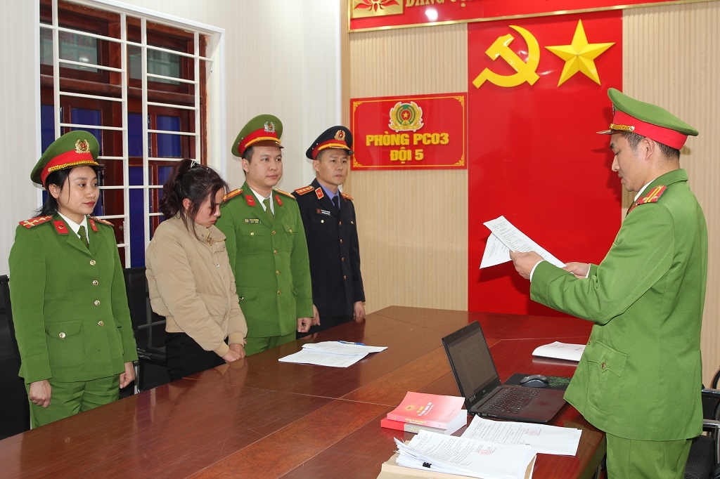 Cơ quan Cảnh sát điều tra Công an tỉnh Nghệ An đọc lệnh khởi tố vụ án, khởi tố bị can đối với Lê Thị Lộc. Ảnh: Công an tỉnh Nghệ An