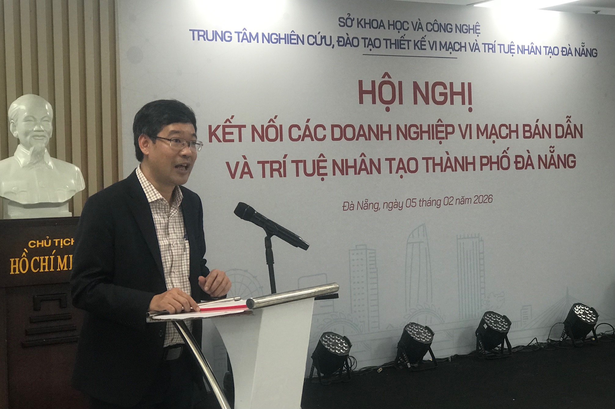 Ông Lê Sơn Phong, Phó Giám đốc Sở Khoa học và Công nghệ Đà Nẵng, phát biểu tại hội nghị. Ảnh Ngô Anh Văn