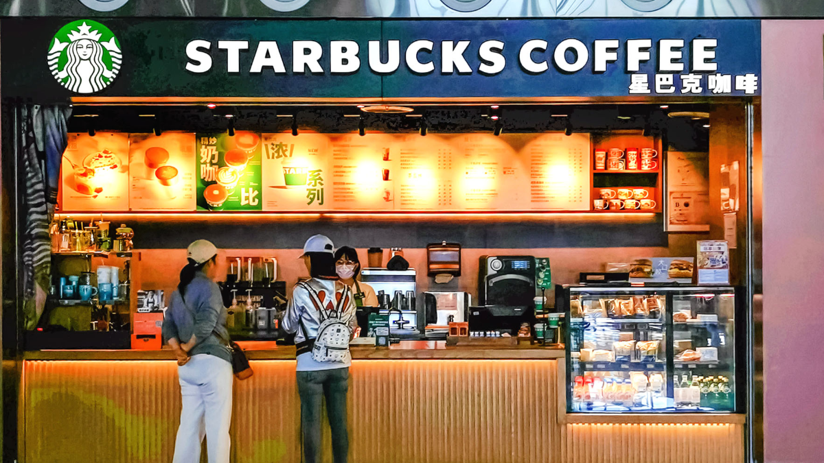 Lượng khách hàng tăng 3%, đánh dấu lần đầu tiên giao dịch của Starbucks tăng trưởng trong hai năm.