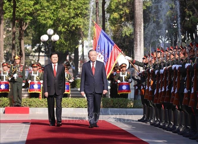 Tổng Bí thư Tô Lâm và Tổng Bí thư, Chủ tịch nước Lào Thongloun Sisoulith duyệt Đội danh dự Quân đội nhân dân Lào. Ảnh: TTXVN&nbsp;