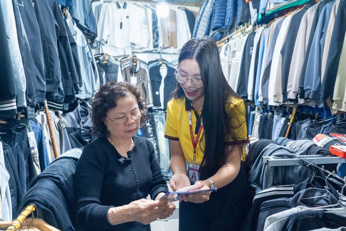 Đội ngũ chuyên gia MISA tư vấn, hỗ trợ “cầm tay chỉ việc” cho hộ kinh doanh trong quá trình kê khai thuế. Ảnh:&nbsp;MISA.