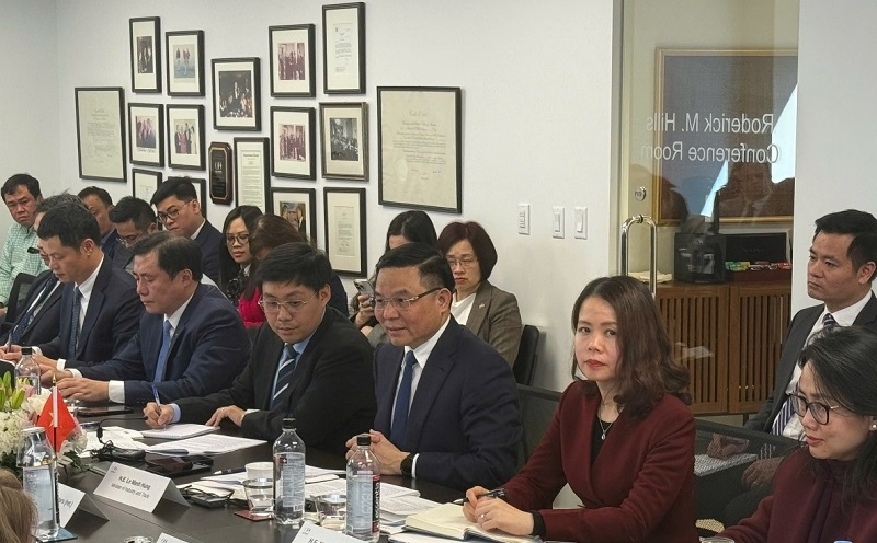 Quyền Bộ trưởng Lê Mạnh Hùng trao đổi với các doanh nghiệp Hoa Kỳ tại tọa đàm. Ảnh: MOIT.