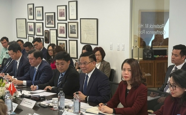 Quyền Bộ trưởng Lê Mạnh Hùng trao đổi với các doanh nghiệp Hoa Kỳ tại tọa đàm. Ảnh: MOIT.