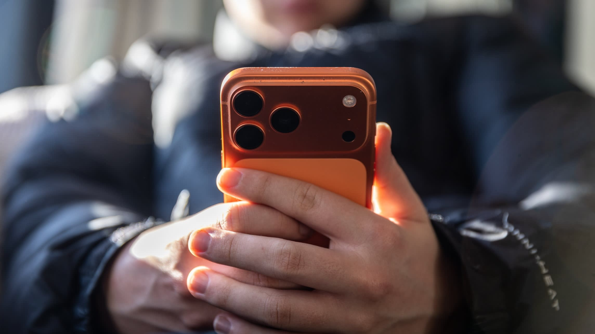 Tây Ban Nha mới đây cho biết sẽ yêu cầu các nền tảng mạng xã hội triển khai hệ thống xác minh độ tuổi. Ảnh: Matt Cardy/Getty Images