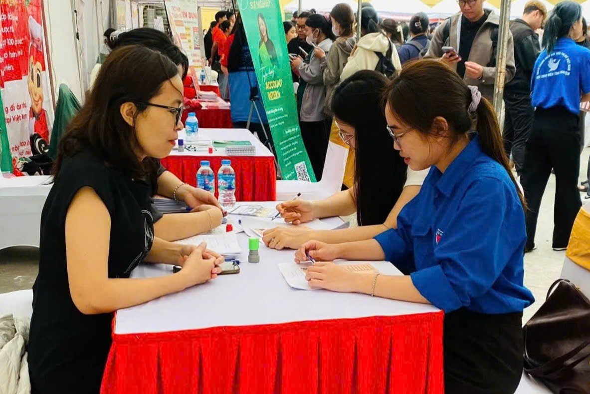 Doanh nghiệp phỏng vấn tuyển dụng nhóm lao động trẻ. Ảnh: TH. 