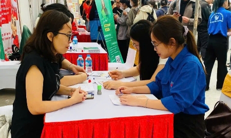 Doanh nghiệp phỏng vấn tuyển dụng nhóm lao động trẻ. Ảnh: TH.