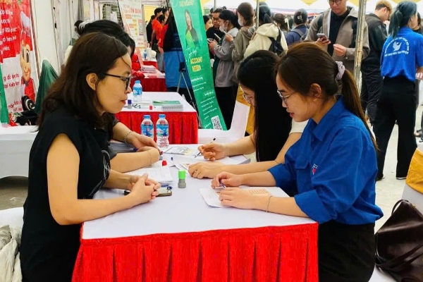 Doanh nghiệp phỏng vấn tuyển dụng nhóm lao động trẻ. Ảnh: TH. 