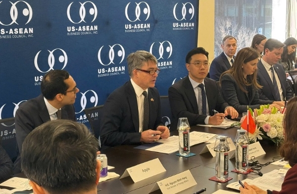 Đại diện doanh nghiệp USABC trao đổi tại&nbsp;tọa đàm. Ảnh: MOIT.