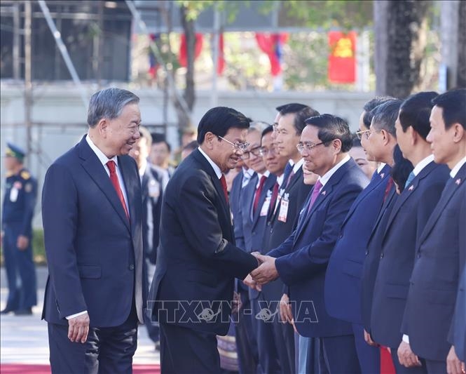 Tổng Bí thư Tô Lâm giới thiệu với Tổng Bí thư, Chủ tịch nước Lào Thongloun Sisoulith thành viên đoàn cấp cao Việt Nam. Ảnh: TTXVN