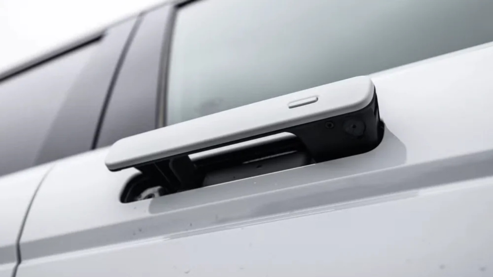 <i>Tiêu chuẩn mới yêu cầu rõ ràng rằng tay nắm cửa phải được trang bị cơ chế mở khóa cơ học chuyên dụng, để cửa vẫn có thể được mở bằng tay ngay cả khi xe mất điện hoặc xảy ra va chạm.</i>