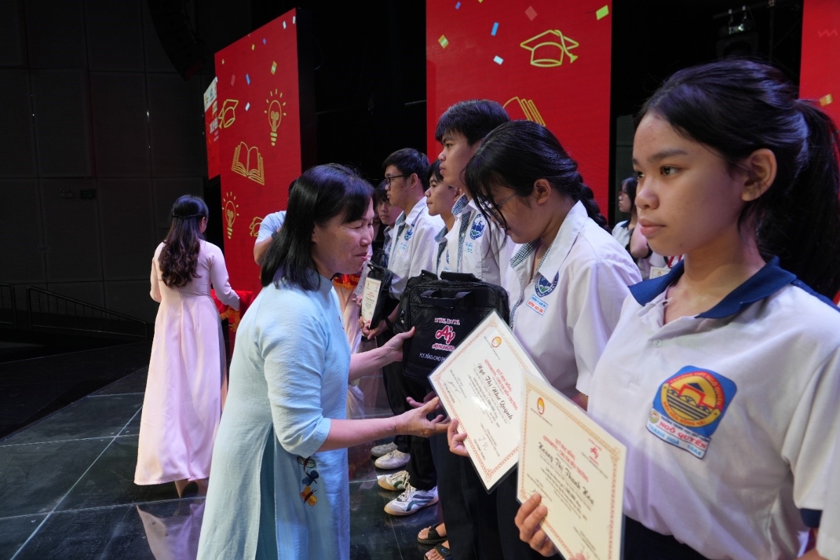 Bà Lê Thị Mỹ Phượng - Chủ tịch Hội khuyến học tỉnh Đồng Nai trao học bổng cho các em.&nbsp;Ảnh:&nbsp;Ajinomoto Việt Nam.