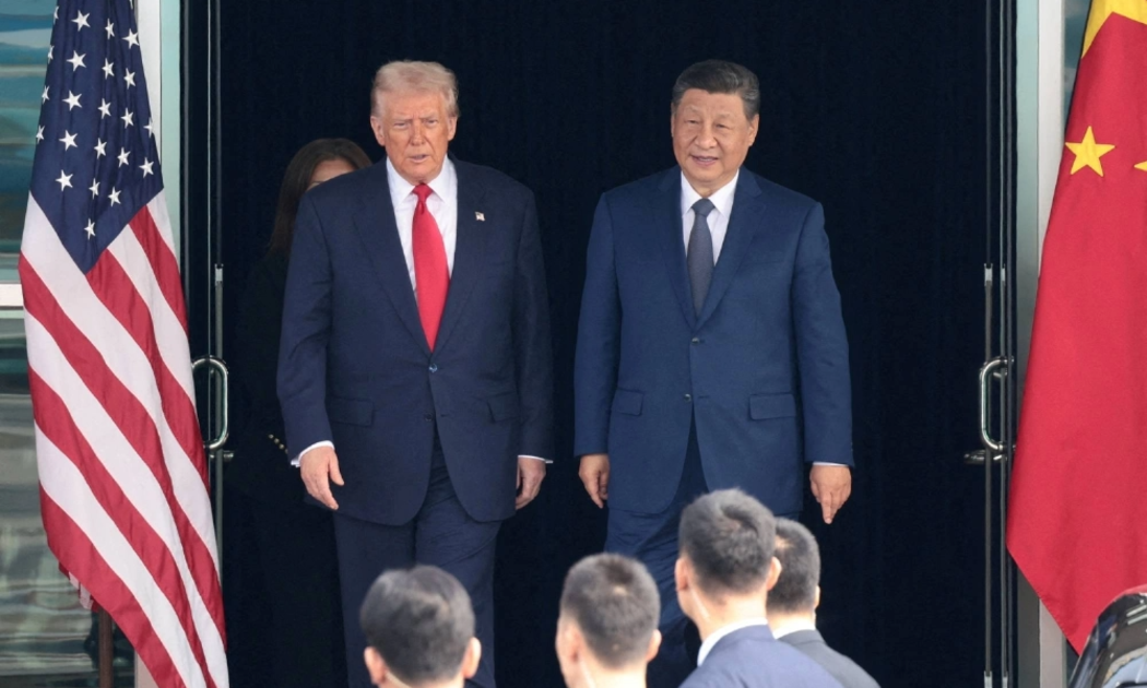 Tổng thống Mỹ Donald Trump và Chủ tịch Trung Quốc Tập Cận Bình gặp nhau tại Hàn Quốc vào ngày 30/10/2025 - Ảnh: Reuters