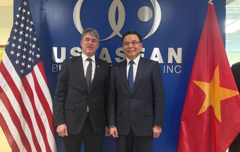 Quyền Bộ trưởng Lê Mạnh Hùng và Đại sứ Brian Mc Feeters, Chủ tịch kiêm CEO Hội đồng Kinh doanh Hoa Kỳ – ASEAN (USABC). Ảnh: MOIT.