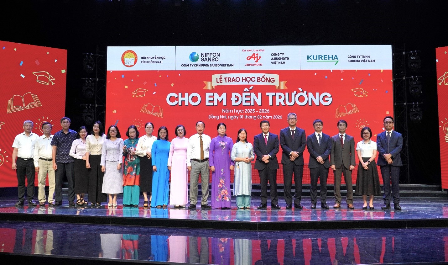 Đại diện lãnh đạo các sở, ban, ngành tỉnh Đồng Nai, Hội Khuyến học tỉnh và các đơn vị tài trợ. Ảnh: Ajinomoto Việt Nam.