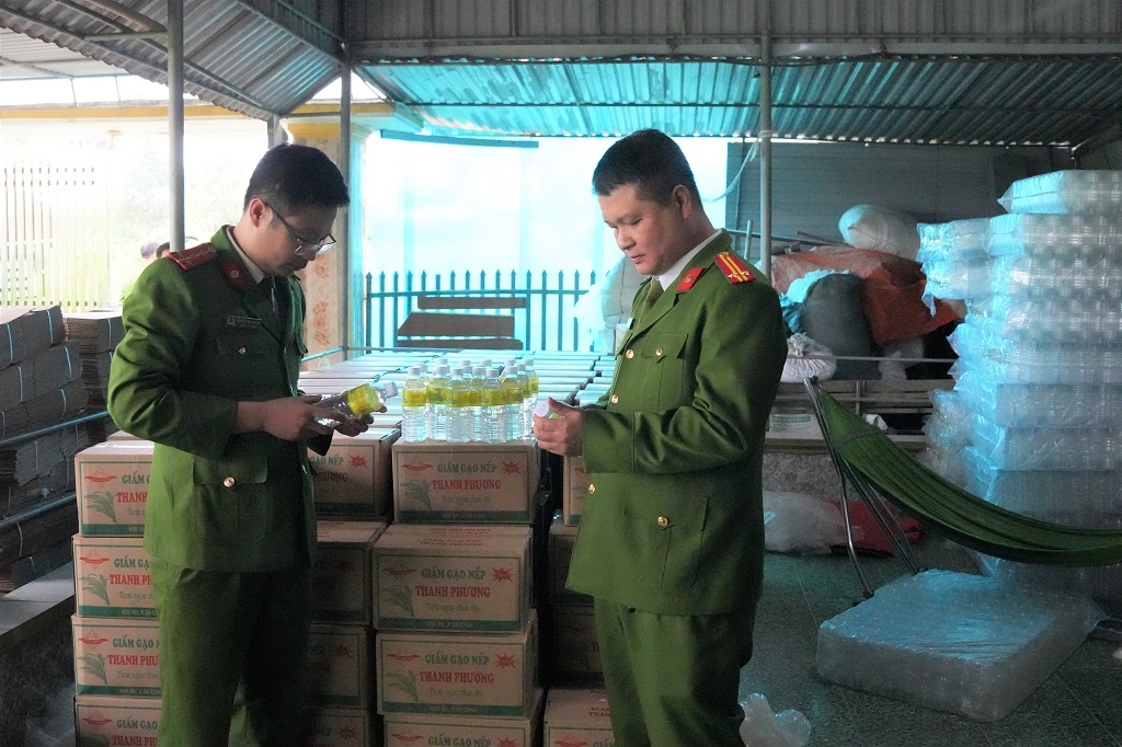 Lực lượng Công an thu giữ hàng trăm thùng cát tông chứa giấm giả do Lê Thị Lộc sản xuất. Ảnh: Công an tỉnh Nghệ An.