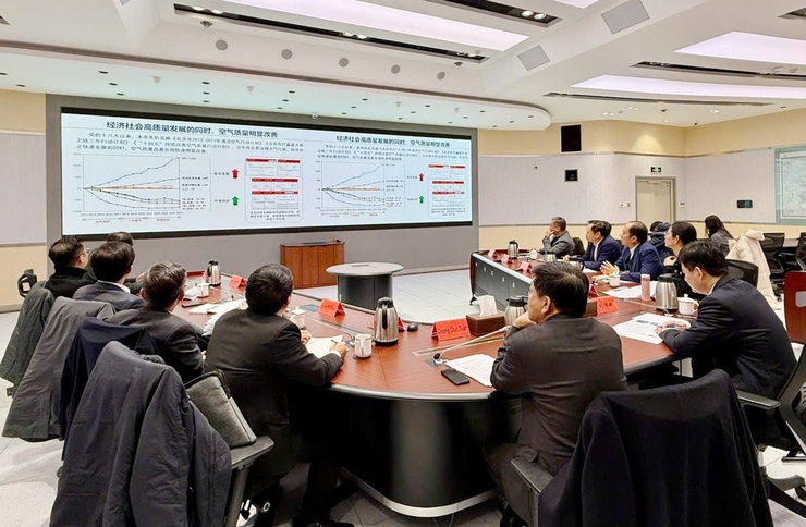 Đoàn công tác Thành phố Hà Nội làm việc với các đơn vị. Ảnh: hanoi.gov.vn